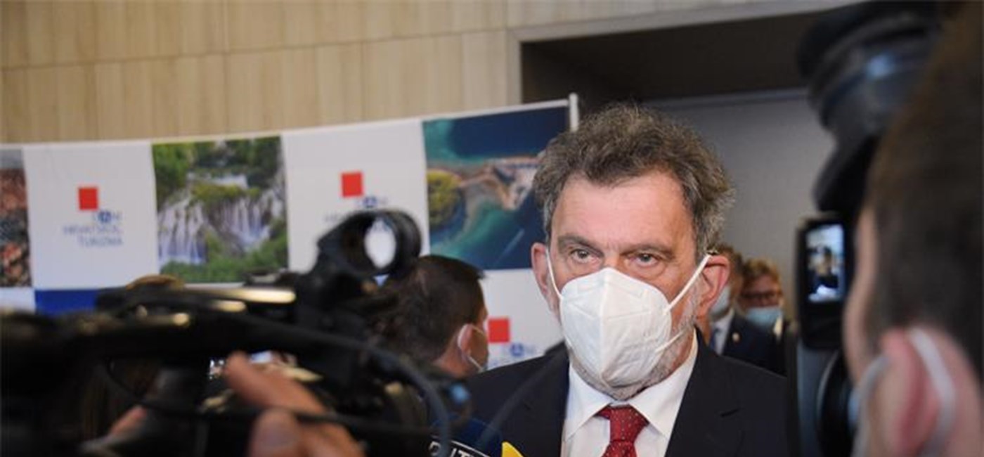 Fuchs: Škole neće profunkcionirati dok se ne cijepi dovoljan broj građana